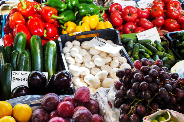 Verse biologische groenten en fruit op de markt van de stad - Foto, afbeelding