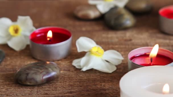 Primo piano della macchia di sale spa, olio per massaggi e candele
 - Filmati, video