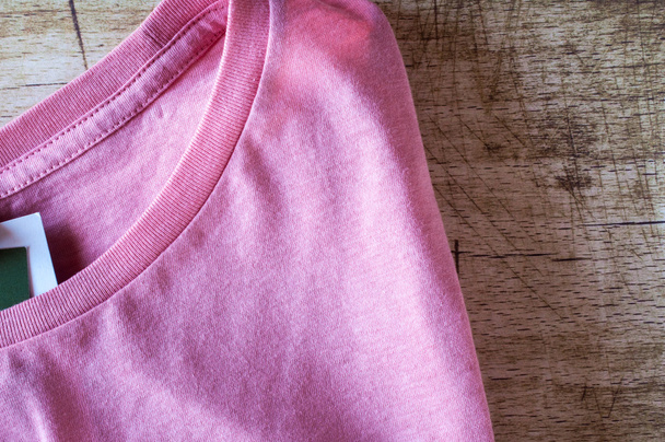 Рожева футболка круглої шиї крупним планом
 - Фото, зображення
