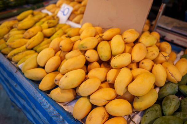 Rijpe mango 's op de lokale markt langs de weg  - Foto, afbeelding