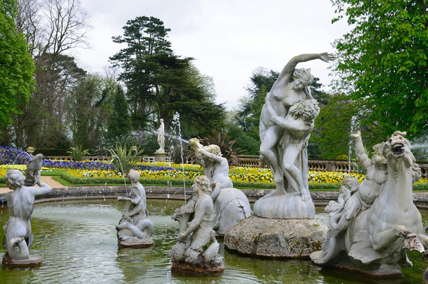 Statue ornate in fontana di dimora signorile
 - Foto, immagini