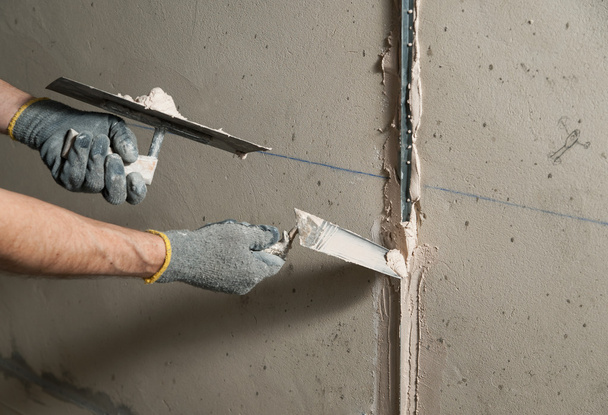 Man herstelt een gids voor het uitlijnen van de muren met pleisterwerk in de toekomst - Foto, afbeelding