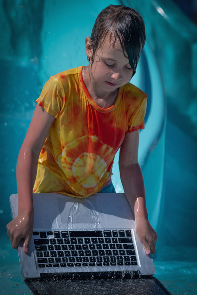 Визначення та очищення концепції пам'яті кешу. Гумористичний портрет молодої дівчини миє ноутбук у воді.  - Фото, зображення