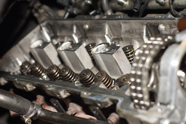 Μηχανικός χέρια σφίξτε το περικόχλιο με γαλλικό κλειδί κατά την επιδιόρθωση μηχανών - Φωτογραφία, εικόνα