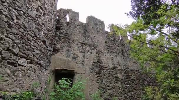 Maiori, Campania, Italia huhtikuu 16, 2024: Castle of San Nicola de Thoro-Plano, rakennettu 900-luvulla, näkymät Maiorin kylään - Materiaali, video