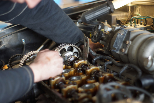 Dirty carro mecânico mãos examinando carro automóvel na estação de serviço de reparação
 - Foto, Imagem