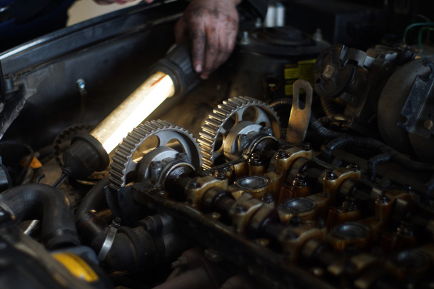 Брудні автомобілі механічні руки оглядають автомобіль на ремонтній службі
 - Фото, зображення