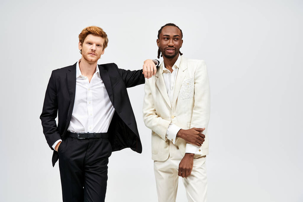 Dos hombres multiculturales en trajes elegantes se unen. - Foto, imagen