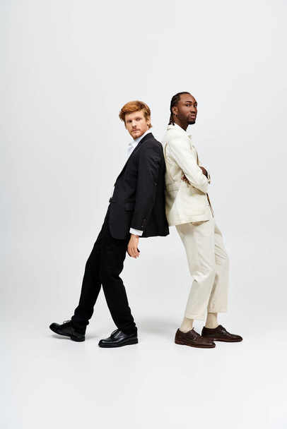 Dos hombres multiculturales en trajes elegantes posan juntos. - Foto, Imagen