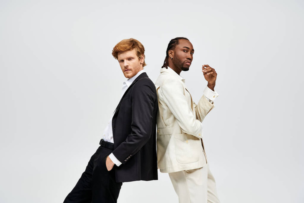 Dva multikulturní muži v elegantních oblecích stojí bok po boku. - Fotografie, Obrázek