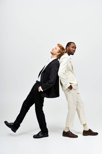 Multikulturelle Männer, die elegant miteinander spazieren. - Foto, Bild
