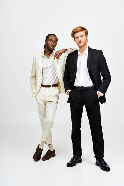 Zwei gutaussehende multikulturelle Männer in schicken Anzügen stehen zusammen. - Foto, Bild