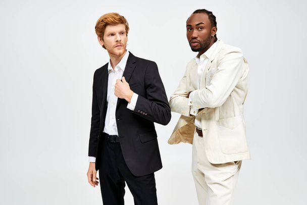 Due uomini multiculturali in abiti eleganti stanno fianco a fianco. - Foto, immagini