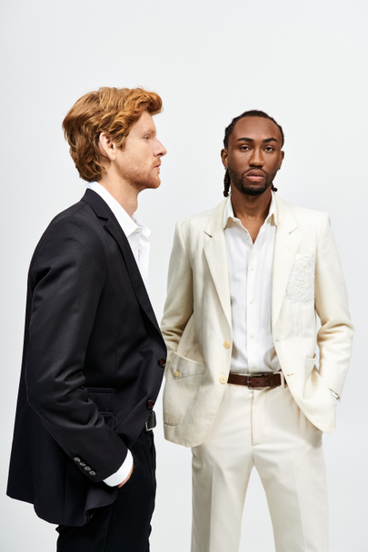 Dois homens multiculturais bonitos em ternos elegantes posar juntos. - Foto, Imagem