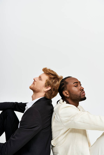 Dva pohlední multikulturní muži v elegantním elegantním elegantním stylu, sedící vedle sebe. - Fotografie, Obrázek