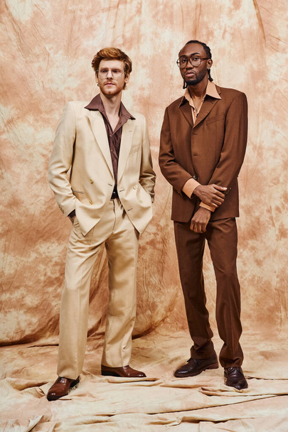 Due uomini multiculturali in abiti eleganti stanno uno accanto all'altro. - Foto, immagini