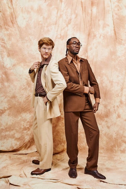 Zwei elegante multikulturelle Männer mit schickem Stil stehen nebeneinander. - Foto, Bild