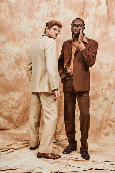 Schöne multikulturelle Männer in eleganter Kleidung posieren nebeneinander. - Foto, Bild