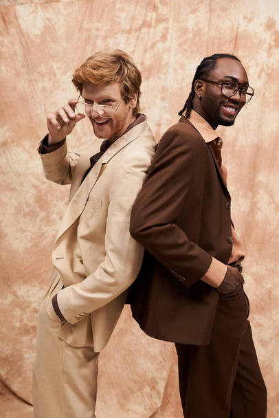 エレガントなダンパースタイルの2人のハンサムな多文化男性が一緒にポーズ. - 写真・画像