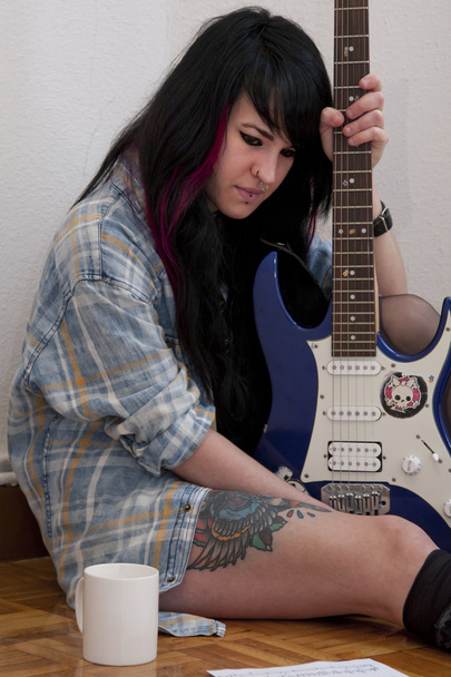 ragazza suonare la chitarra - Foto, immagini