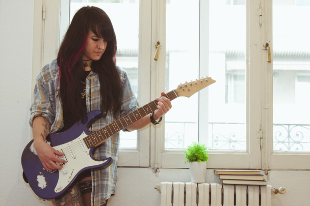 dziewczyna gra na gitarze - Zdjęcie, obraz