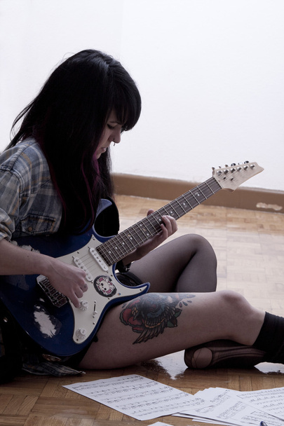 Girl playing guitar - Φωτογραφία, εικόνα