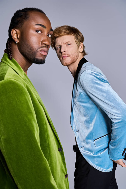 Twee knappe multiculturele mannen die samen staan in elegante, dapper stijl. - Foto, afbeelding