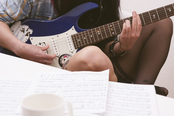 chica jugando guitarra - Foto, imagen