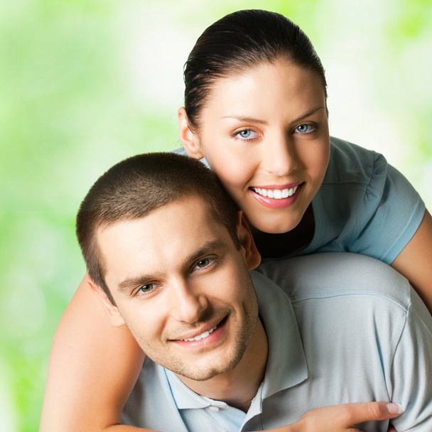Retrato de feliz sorrindo casal atraente, ao ar livre
 - Foto, Imagem