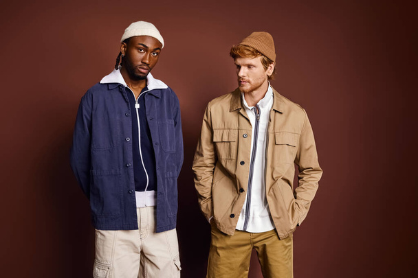 Twee goed uitziende multiculturele mannen poseren samen in stijlvolle kleding. - Foto, afbeelding