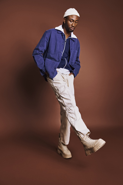 Komea nuori Afrikkalainen Amerikkalainen mies yllään tyylikäs sininen paita ja valkoiset housut. - Valokuva, kuva