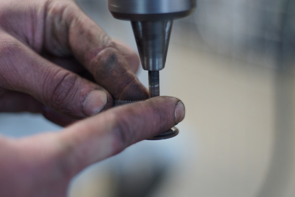 Mechanik obnoví ventil motoru v autoopravárenství - Fotografie, Obrázek