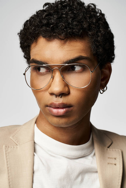 Yakışıklı, kıvırcık saçlı, gözlüklü, Afro-Amerikan bir adam.. - Fotoğraf, Görsel