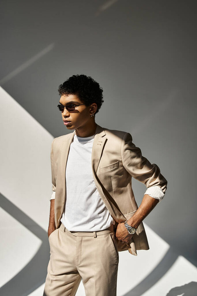 Стильний афроамериканський чоловік у костюмі та модні сонцезахисні окуляри. - Фото, зображення