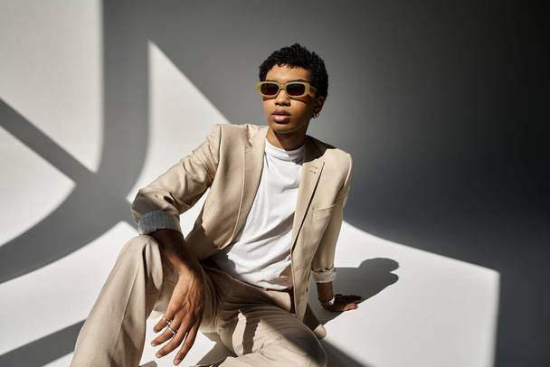Schöner Afroamerikaner in braunem Anzug und stylischer Sonnenbrille. - Foto, Bild