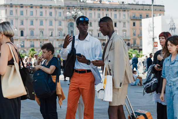 Ospiti al di fuori della sfilata BUDAPEST SELECT durante la Milano Fashion Week Donna Primavera / Estate 2024. - Foto, immagini