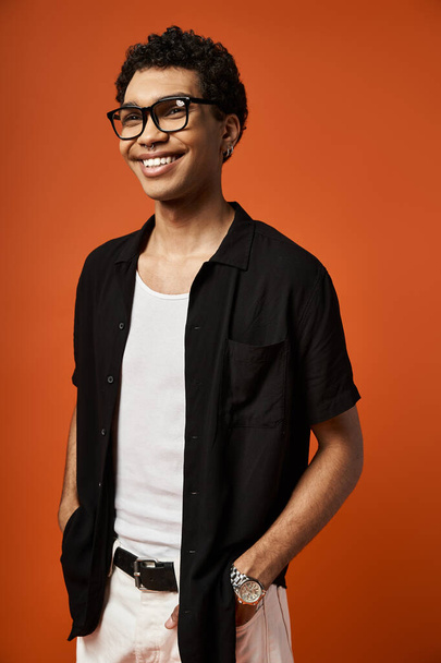 Beau Afro-Américain posant avec confiance en short blanc et lunettes de soleil élégantes. - Photo, image