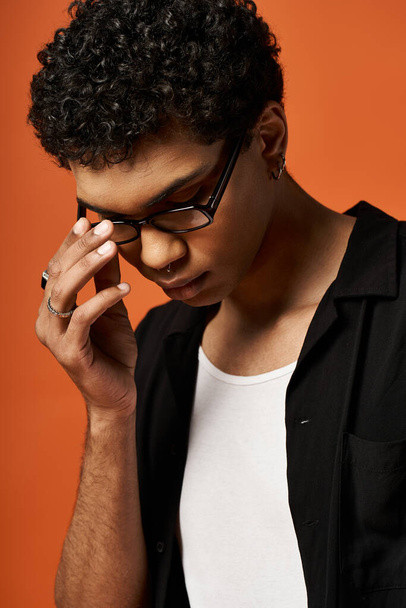Guapo joven afroamericano hombre de camisa negra y gafas con estilo. - Foto, Imagen