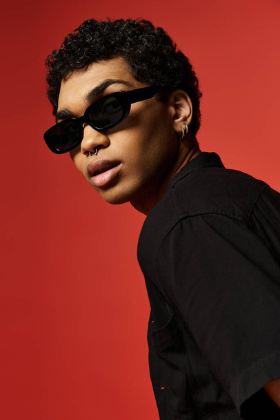 Giovane uomo in occhiali da sole e camicia nera - Foto, immagini