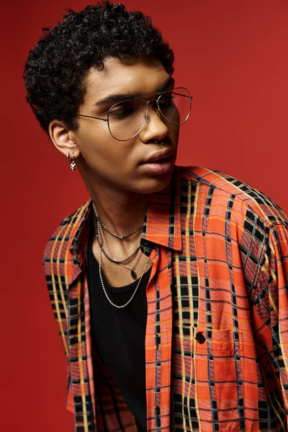 Красивий афроамериканський чоловік в окулярах і плетеній сорочці. - Фото, зображення