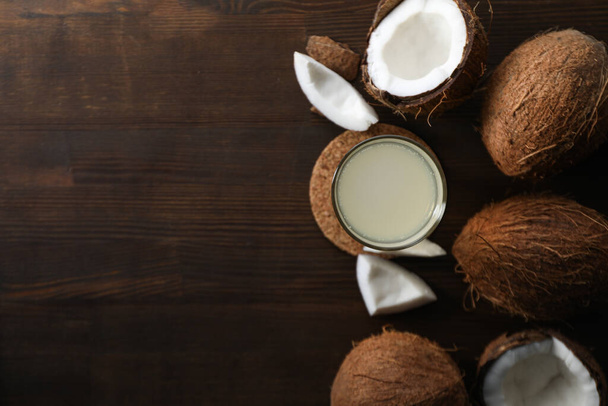 Woda kokosowa, pojęcie smacznego i naturalnego napoju kokosowego - Zdjęcie, obraz
