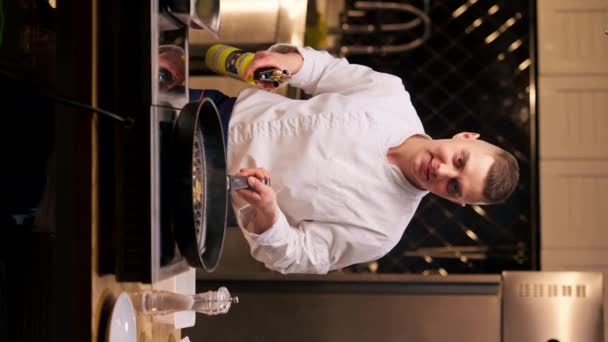 chef vertical freír diferentes verduras en una sartén caliente con una antorcha en la estufa - Imágenes, Vídeo