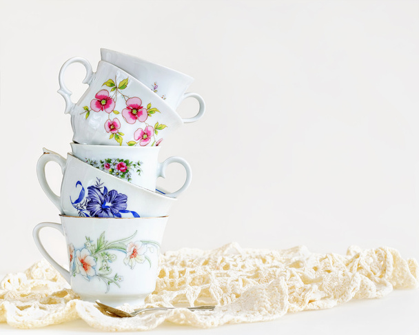 Tazas de té apiladas para té alto
 - Foto, imagen