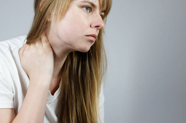 close-up de uma mulher com problemas com o pescoço. massagem no pescoço. - Foto, Imagem