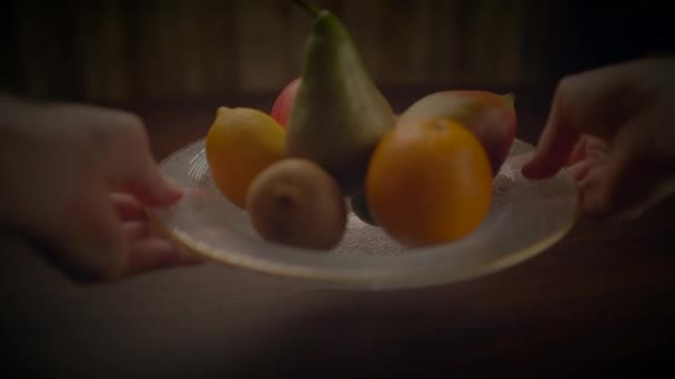 Цветные свежие органические фрукты Снэк-корм на деревянном столе  - Кадры, видео