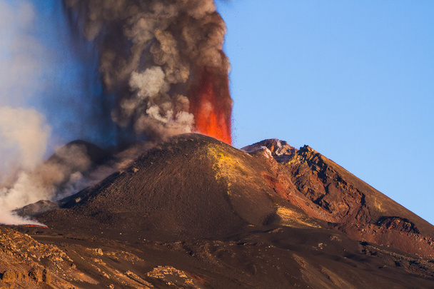 Monte Etna Erupción y flujo de lava
 - Foto, Imagen