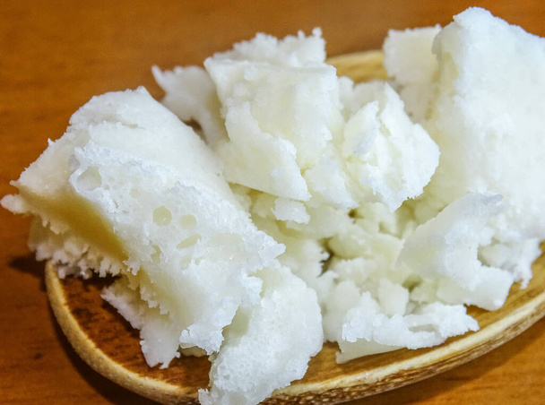 Manteiga de coco em uma colher de madeira - Foto, Imagem
