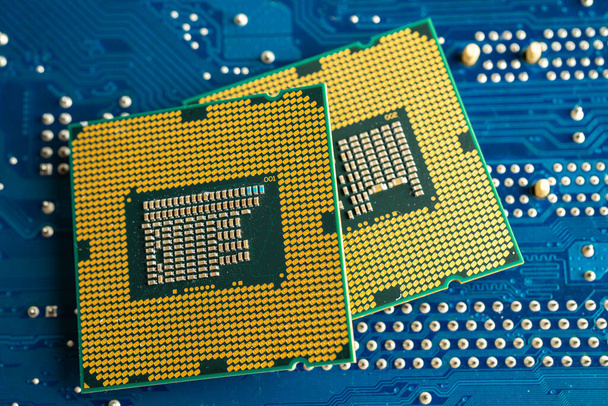 Központi feldolgozó egység, CPU chip processzor a számítógép alaplapján, elektronikus technológia. - Fotó, kép