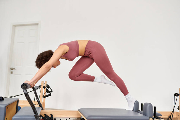 Mujer deportiva practicando con gracia pilates. - Foto, Imagen