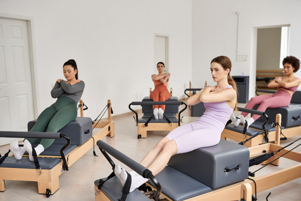 Egy vibráló csoport elég sportos nő részt vesz egy Pilates leckét egy szobában. - Fotó, kép